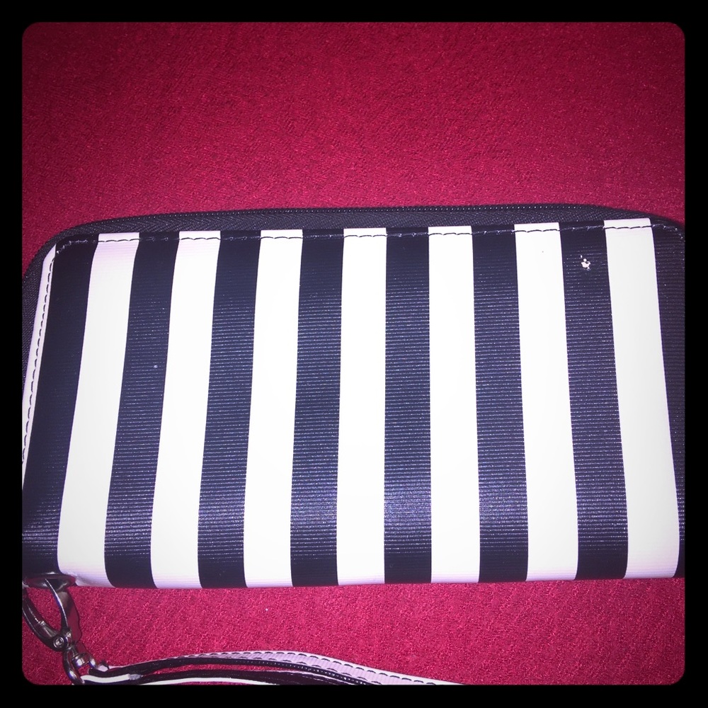 Black and white medium-small wristlet